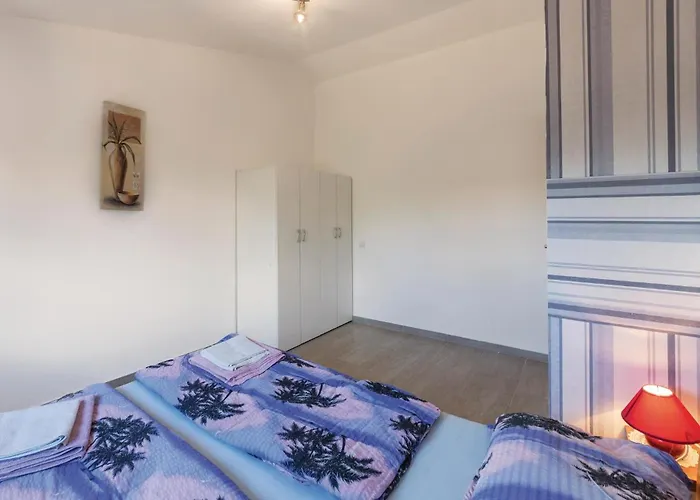 With A Fireplace 06 Vikendica