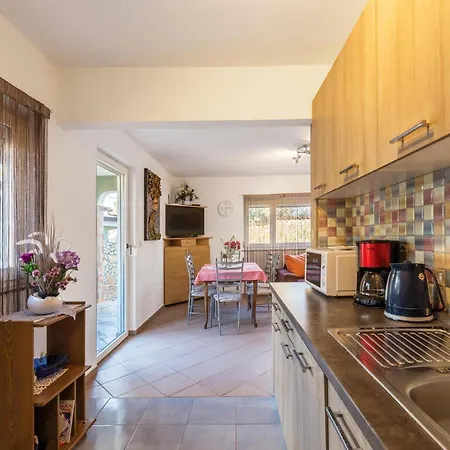 4 Bedroom Cozy In Peroj