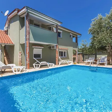 4 Bedroom Cozy In Peroj
