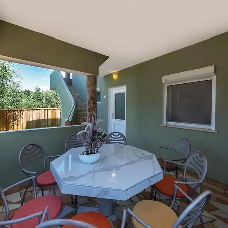 4 Bedroom Cozy In Prázdninový dům
