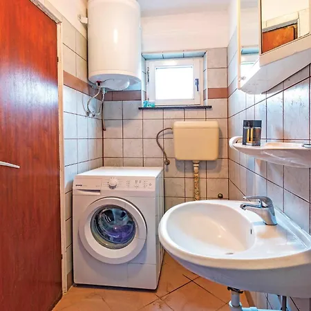 4 Bedroom Cozy In Prázdninový dům *